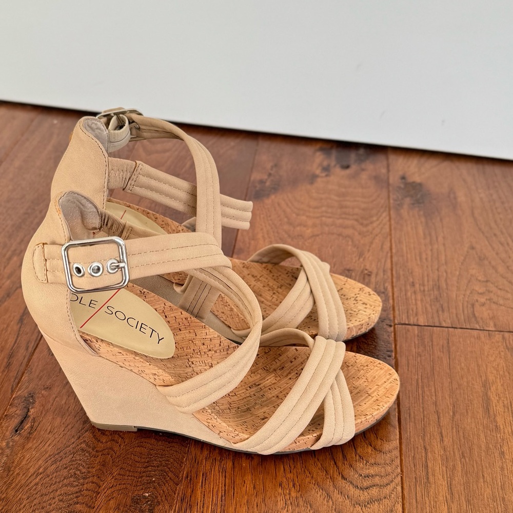Beautiful Sole Society platform sandals in gorgeous, neutral tan color size 7.5